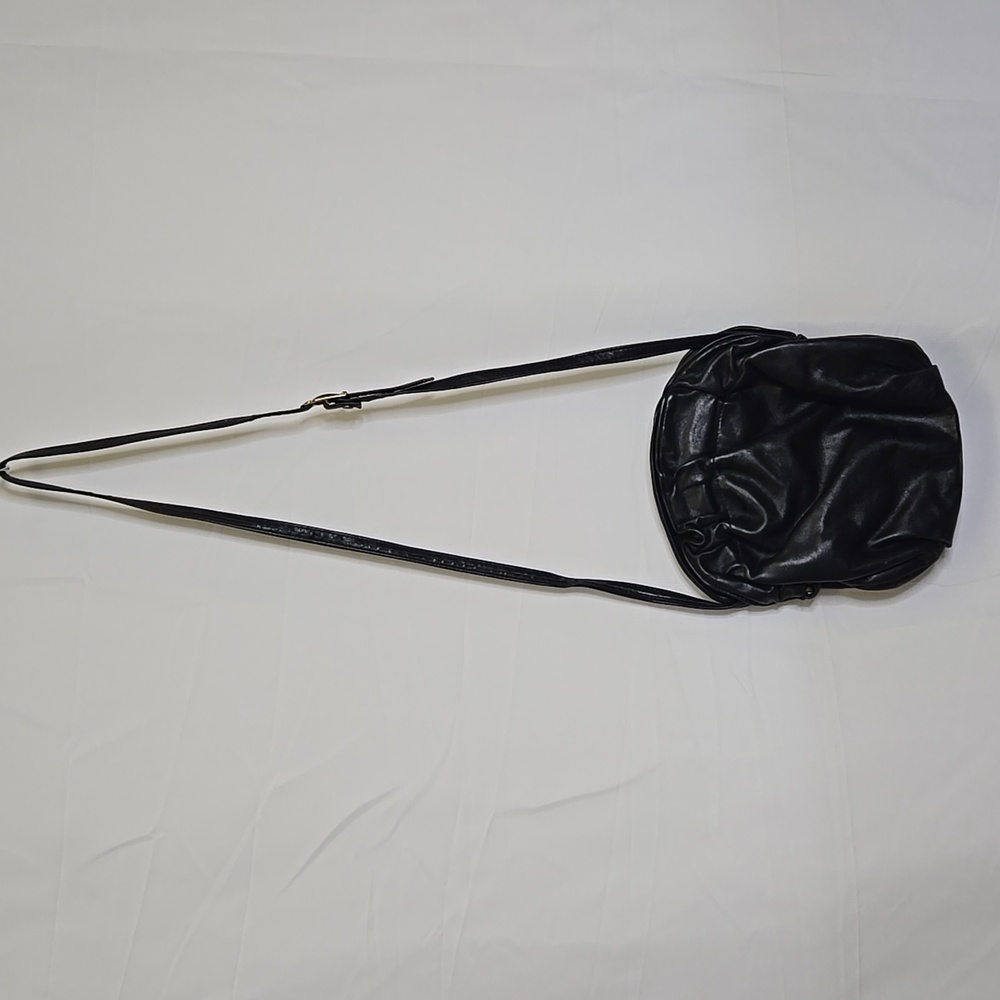 Hinged Clamshell Crossbody, Black, Adjustable‎ Strap